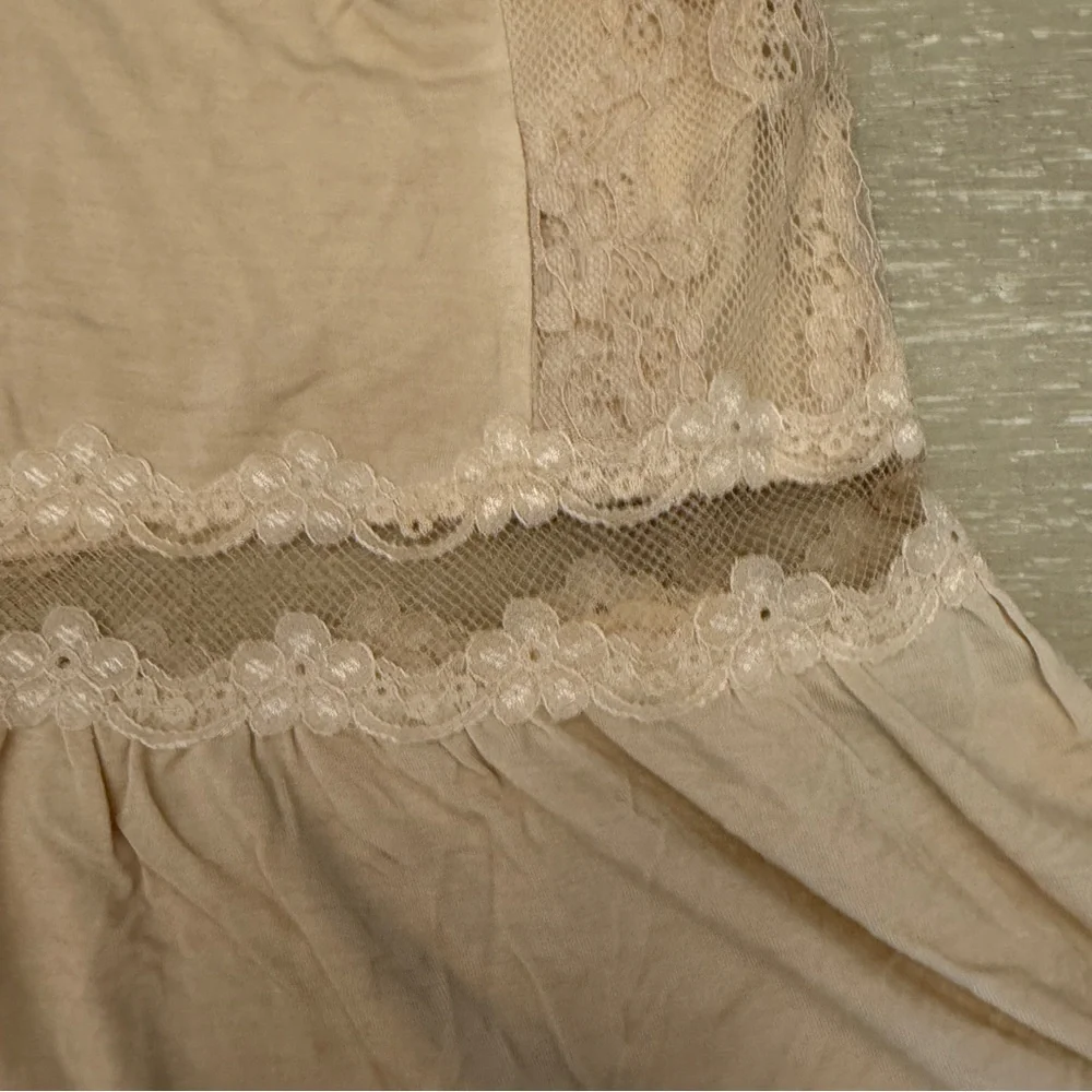 POL Cream Lace Peplum Camisole Tank Top - Picture 2 of 10